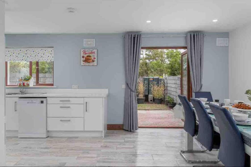 Wonderful Coastal Home In Dingle Town Bagian luar foto