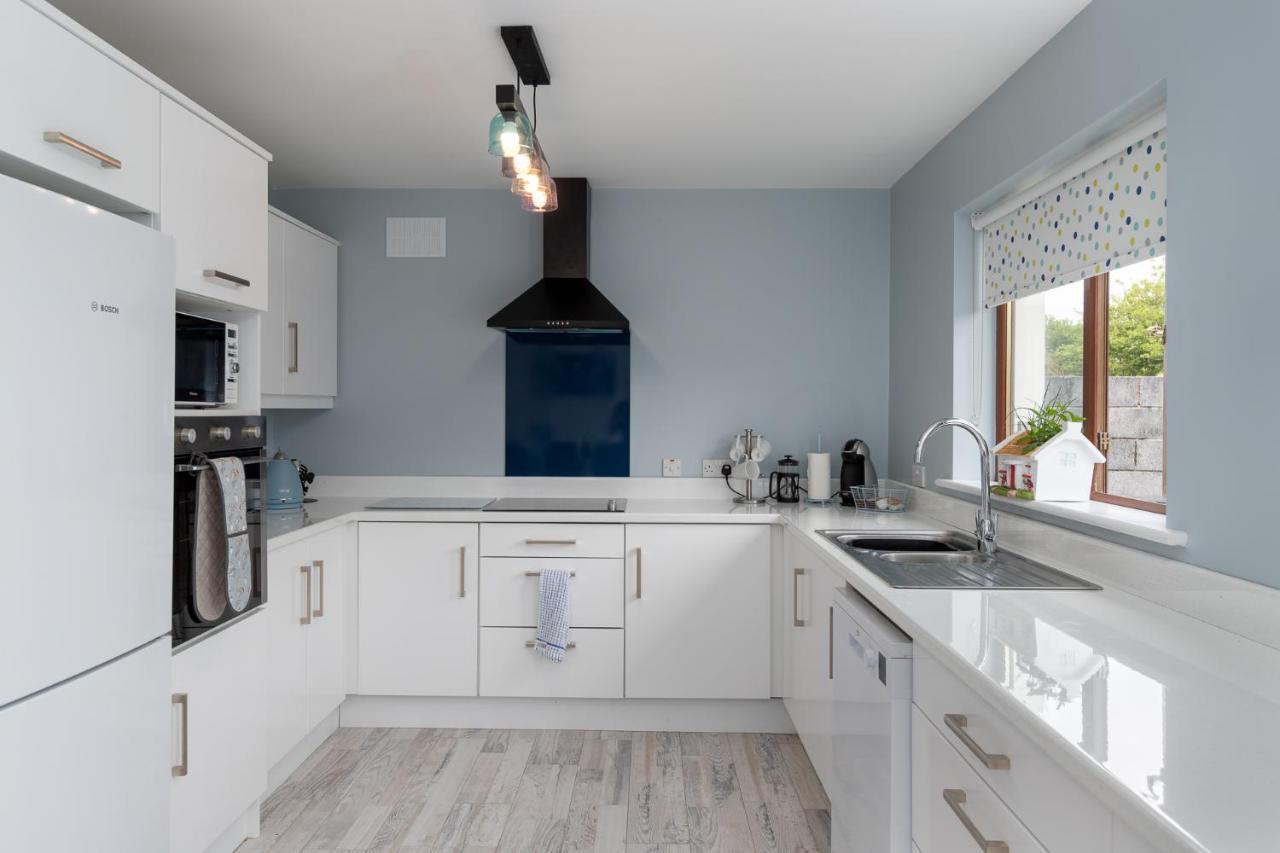 Wonderful Coastal Home In Dingle Town Bagian luar foto