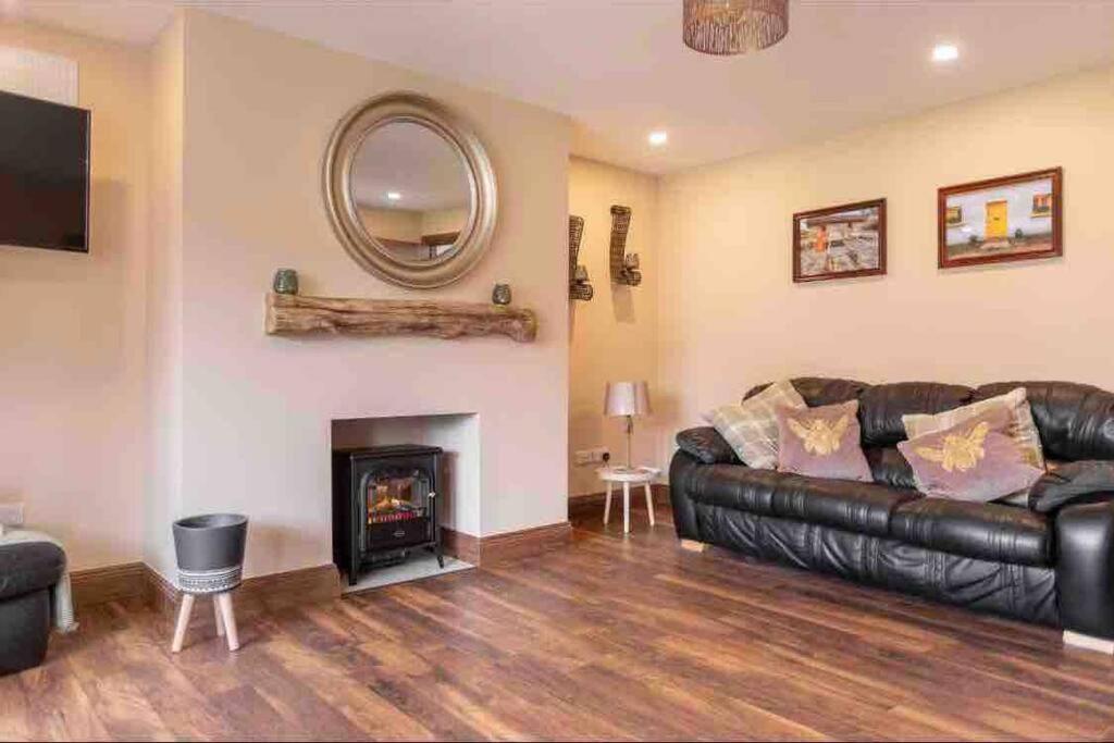 Wonderful Coastal Home In Dingle Town Bagian luar foto