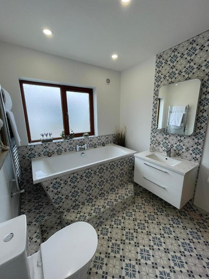 Wonderful Coastal Home In Dingle Town Bagian luar foto
