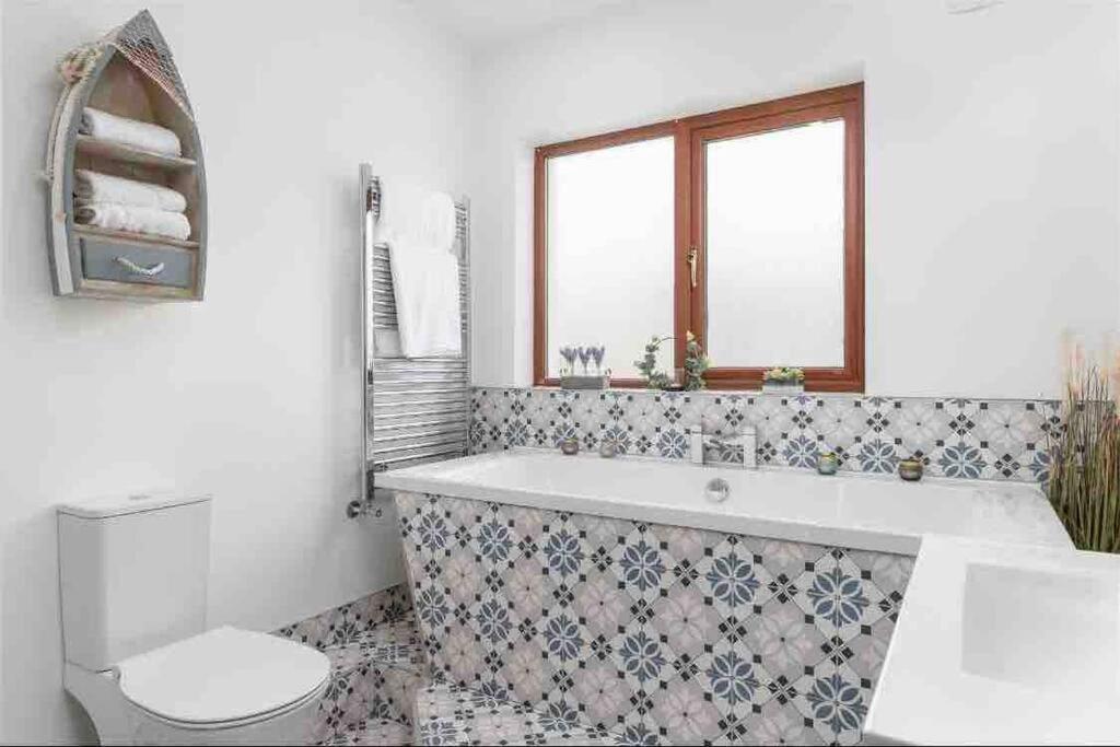 Wonderful Coastal Home In Dingle Town Bagian luar foto