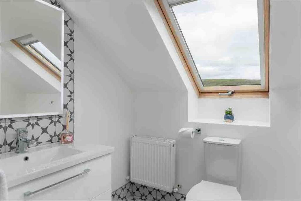 Wonderful Coastal Home In Dingle Town Bagian luar foto